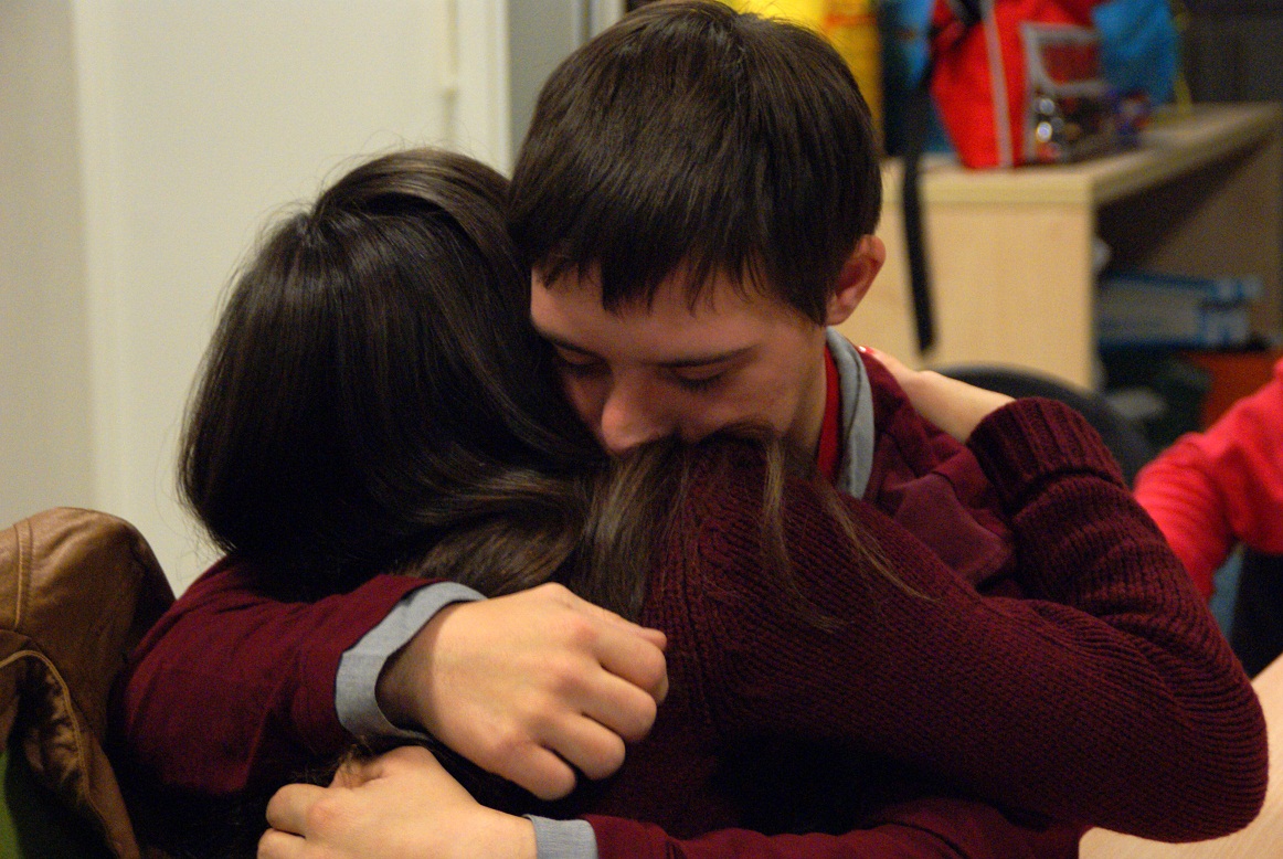 14. Leticia y Gonzalo se dan un cariñoso abrazo de 14. Leticia y Gonzalo se dan un cariñoso abrazo de