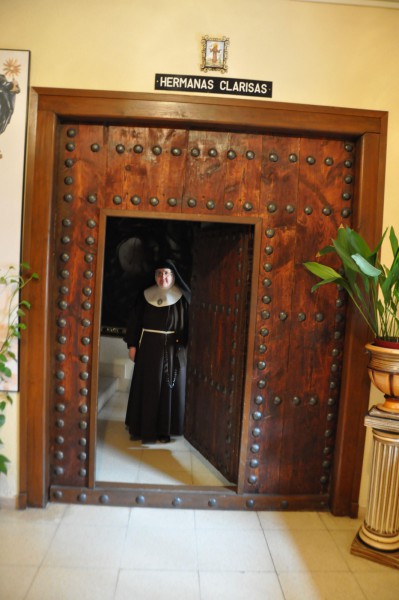 Sor María Cruz, Madre superiora del cenobio, custodia la puerta del convento.