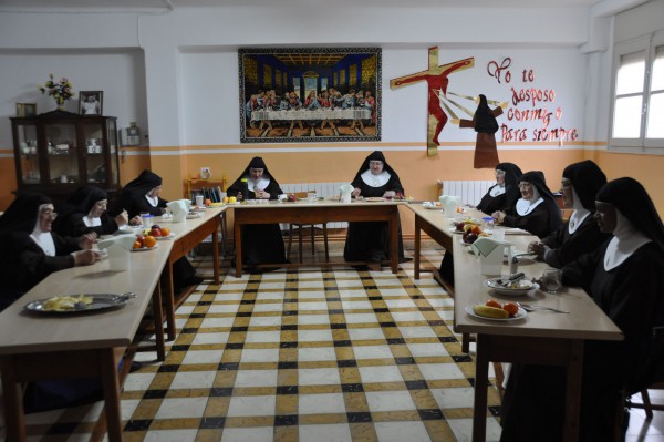 Durante la comida o refectorio se guarda absoluto silencio, que puede ser interrumpido por lecturas religiosas.